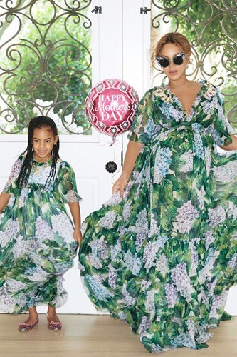 Cả hai cùng diện chiếc váy hoa của thương hiệu Dolce & Gabbana