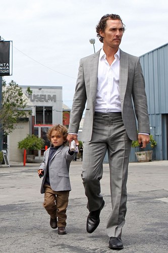 Matthew McConaughey and Levi: Bảnh bao trong bộ vest lịch lãm, nam diễn viên và con trai vô cùng thu hút trên phố. 