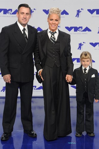 Pink và con gái Willow Sage Hart: Ca sĩ “What about us” Pink tham dự giải MTV VMAs với trang phục suit kẻ đen cùng chồng và cô con gái