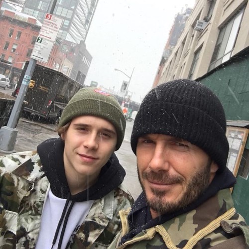 David Beckham và cậu con trai Brooklyn: Không chỉ các bà mẹ muốn diện đồ đôi cùng con mình mà các ông bố cũng không ngần ngại thể hiện tình yêu thương. Điển hình là David Beckham và cậu con trai cả Brooklyn cùng mặc chiếc áo khoác camo, áo hoodie và chiếc mũ len ở New York