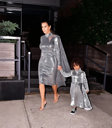 Kim Kardashian và North West: Tuy chỉ mới 4 tuổi, North West đã ra dáng một fashionista khi được thừa hưởng từ mẹ gu thời trang sành điệu và bắt mắt.