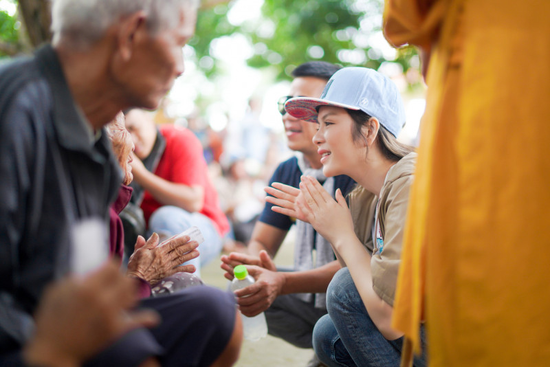 Thành công trong nhiều lĩnh vực, Lý Nhã Kỳ không quên xuất thân cơ cực của mình. Mỗi khi thu xếp được thời gian, cô đều thực hiện các chuyến thiện nguyện để giúp những người kém may mắn.