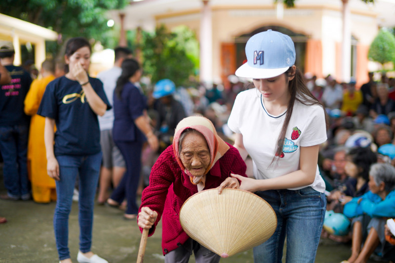 Ê-kíp đã phát 200 phần quà ở chùa An Dưỡng, 250 phần quà ở chùa Diên Thọ, 600 phần quà ở Tịnh xá Ngọc Hoà ở Cam Ranh, tỉnh Khánh Hòa... với hy vọng san sẻ những mất mát mà bà con đã gánh chịu trong đợt bão lũ vừa qua, đặc biệt là mùa Tết Nguyên đán sắp đến. Không chỉ trực tiếp trao phần quà và tiền mặt, Lý Nhã Kỳ còn trò chuyện, thăm hỏi các cụ cao tuổi và người nghèo.