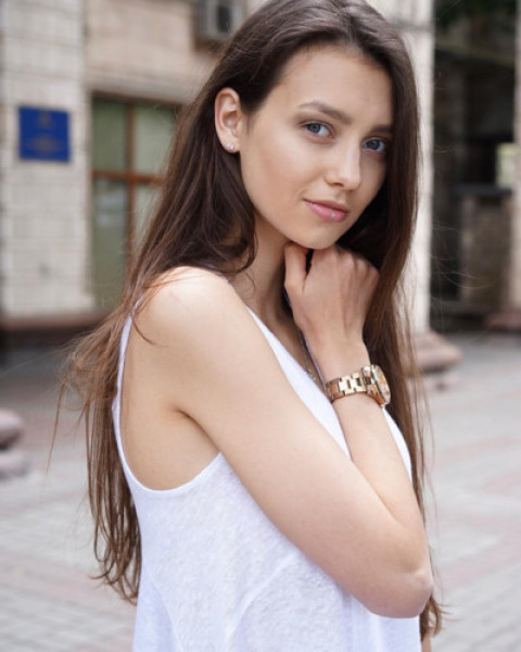 Vẻ đẹp của Polina Tkach cũng dễ gây thiện cảm với người đối diện.