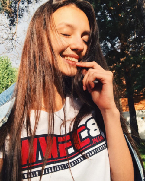 Polina Tkach sở hữu vẻ đẹp trong sáng, tự nhiên và căng đầy sức sống của tuổi 18.