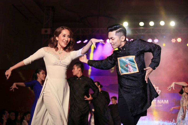 Nữ kiện tướng Dance sport Khánh Thi cùng ông xã Phan Hiển với những tiết mục dancesport kết hợp giữa áo dài và những vũ điệu valse, rumba trên nền nhạc tứ tấu 