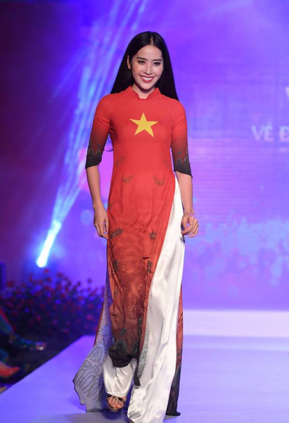 Chiếc áo dài mà Hoa khôi Nam Em trình diễn nằm trong BST “Áo dài quốc kỳ” do NTK Đỗ Trịnh Hoài Nam thực hiện nhằm thể hiện tình hữu nghị giữa Việt Nam và quốc tế thông qua tà áo dài.