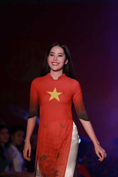 Hoa khôi Nam Em đảm nhiệm vị trí vedete trong dàn người mẫu thể hiện BST của NTK Đỗ Trịnh Hoài Nam 