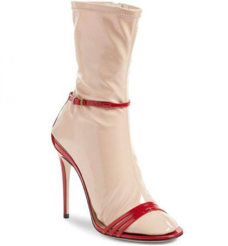 Xin giới thiệu thiết kế sandal lồng tất mang thương hiệu Gucci, có giá lên đến gần 30 triệu VNĐ.