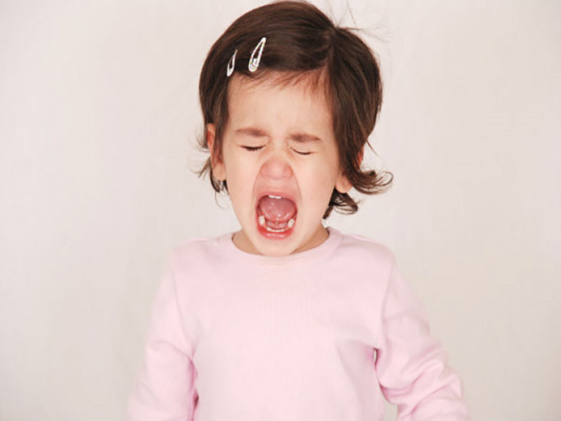 Một số nguyên nhân gây đau đầu ở trẻ bao gồm khóc quá nhiều, mất nước, chán ăn, căng thẳng hoặc căng cơ.