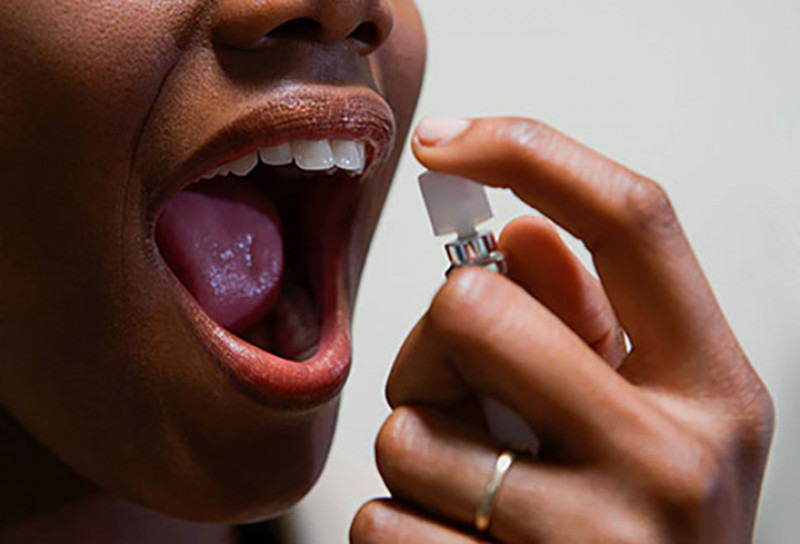 Các vấn đề về miệng: Hôi miệng hay viêm loét, hầu hết các thay đổi trong miệng của bạn không quá nghiêm trọng. Nhưng nếu bạn có những đốm trắng hoặc đỏ hoặc vết loét trong miệng mà không chữa lành sau một vài tuần - đặc biệt nếu bạn hút thuốc lá. Nó có thể là dấu hiệu của ung thư miệng. Có một số dấu hiệu khác cần chú ý như một cục u má, khó khăn khi cử động hàm hay đau miệng.