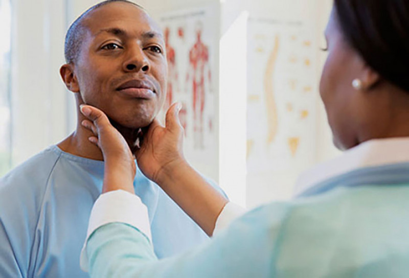 Sưng hạch bạch huyết: Nếu bạn nhận thấy một khối u hoặc sưng ở cổ, nách hay những nơi khác trên cơ thể. Bạn nêu lưu ý vì đó có thể liên quan tới ung thư máu và bạch huyết. Hãy tìm gặp bác sĩ để xác định nguyên nhân.