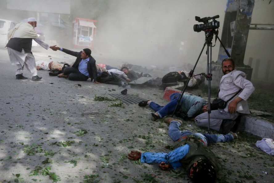Tổng Thư ký Liên hợp quốc (TTK LHQ) Antonio Guterres đã bày tỏ sự phẫn nộ trước loạt vụ tấn công tại Afghanistan cướp đi sinh mạng của hàng chục người, trong đó có nhiều trẻ em và nhà báo. Ông Guterres nhấn mạnh, các vụ tấn công tại thủ đô Kabul và tỉnh Kandahar đã gây vô số thương vong cho người dân. Mục tiêu tấn công nhằm vào các nhà báo một lần nữa cho thấy rõ mối nguy hiểm mà những người làm truyền thông phải đối mặt trong khi tác nghiệp. Ông kêu gọi cần phải nhanh chóng đưa ra xét xử các đối tượng chủ mưu gây những hành động tội ác như vậy. 
