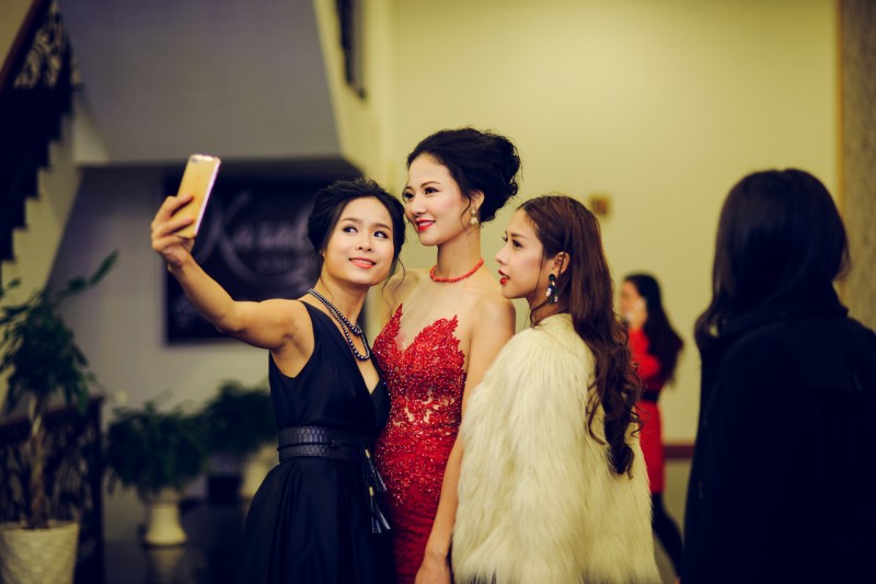 Cô tranh thủ selfie cùng người hâm mộ trước giờ diễn ra chương trình