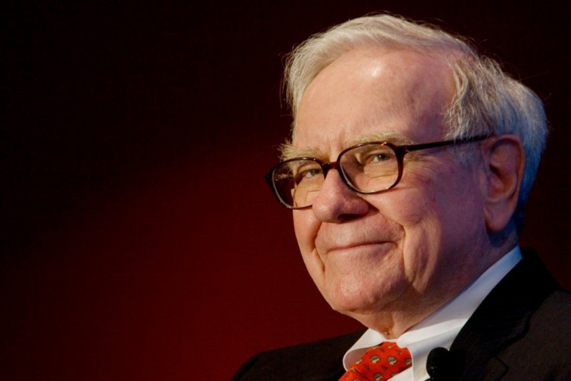Warren Buffett
Tuy là một nhà đầu tư có tầm ảnh hưởng lớn nhưng có lẽ Buffett gây ấn tượng nhiều hơn bởi cuộc sống của mình, ông vẫn còn sống trong ngôi nhà không có cửa đã mua từ cách đây hơn 50 năm, ông đi lại không có nhân viên bảo vệ bên cạnh, và ông không sử dụng điện thoại di động.