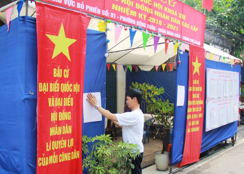 Còn tại các điểm bỏ phiếu, những công đoạn chuẩn bị, trang trí cuối cùng đã hoàn thành tại khu vực bỏ phiếu số 1, phường Đồng Xuân (quận Hoàn Kiếm)