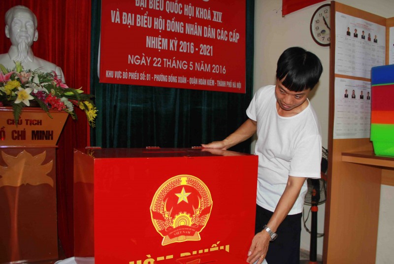 Tại khu vực bỏ phiếu số 1, phường Đồng Xuân, hòm phiếu đã sẵn sàng đón lá phiếu của cử tri
