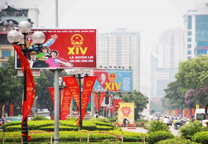 Tại Hà Nội, cờ hoa đỏ đã được trang hoàng rực rỡ trên phố Liễu Giai (quận Ba Đình)