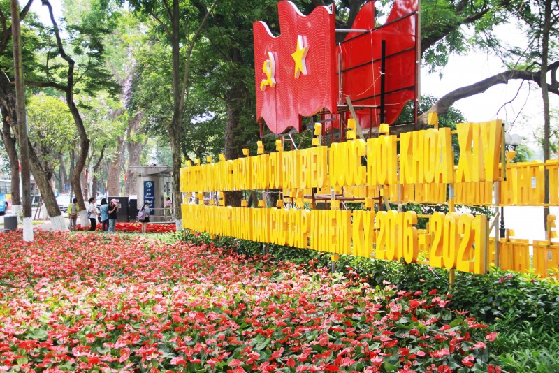  Khẩu hiệu tuyên truyền bầu cử được trang hoàng rực rỡ bên hồ Hoàn Kiếm (Hà Nội)