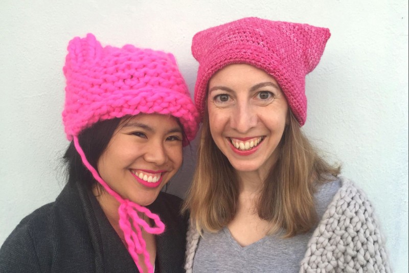 Hai cư dân Los Angeles là Krista Suh và Jayna Zweiman, quyết định tạo sự đặc biệt cho cuộc tuần hành bằng cách kêu gọi đan 1,7 triệu chiếc mũ pussyhats bằng len màu hồng cho những người tham gia. Mục đích chính của việc này là tạo ra một biển mũ màu hồng, giúp cho cuộc tuần hành này khác với những cuộc tuần hành trước đó.