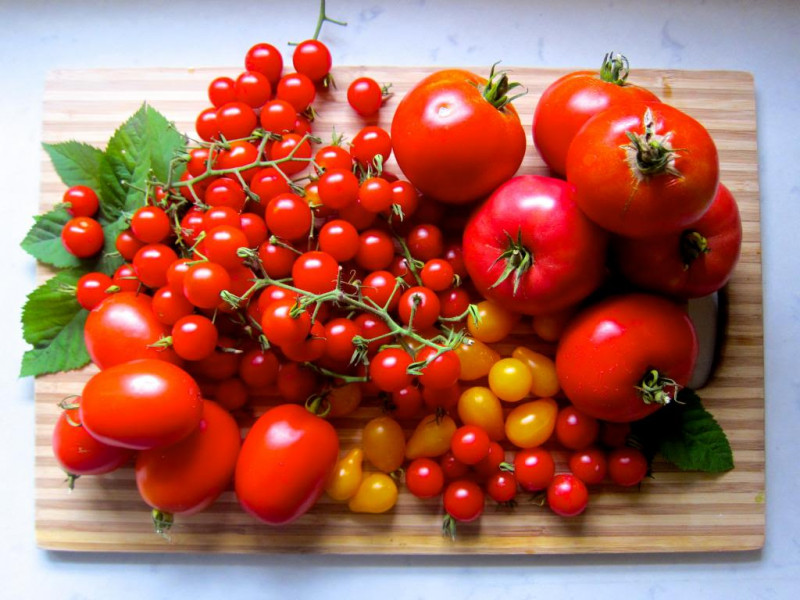 Cà chua chứa các chất chống oxy hóa giống như các vitamin A và C. Đây là là một loại quả tuyệt vời giúp làn da trắng hồng tự nhiên. Nó rất tốt cho da nhờn và có mụn đầu đen. Ăn cà chua sống sẽ tốt hơn nấu chín. Bạn cũng có thể thái lát cà chua để đắp mặt. 