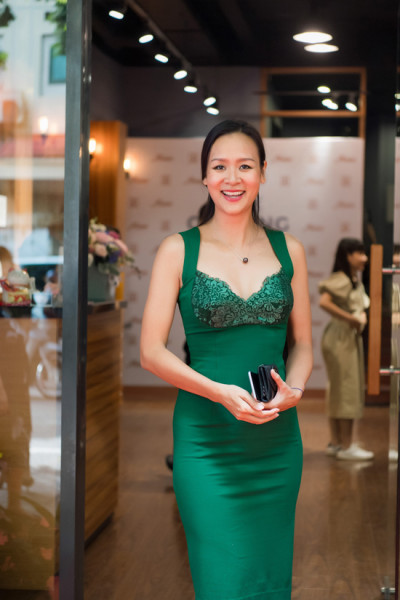 Hoa hậu Phụ nữ Việt Nam qua ảnh đầu tiên Trần Bảo Ngọc xuất hiện tại sự kiện của đàn em. Dù đã tuổi 40, nhưng cô vẫn giữ được vóc dáng chuẩn.