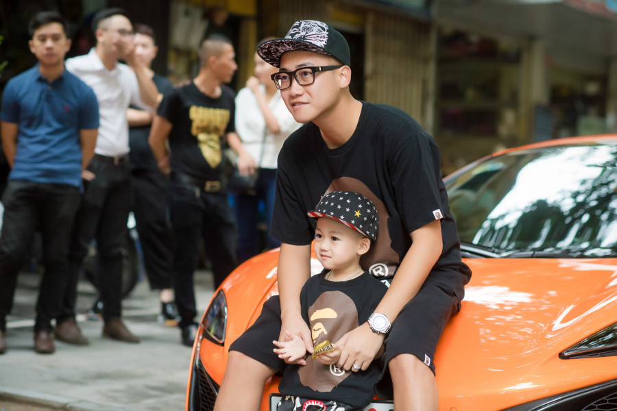 Hai bố con gây chú ý khi diện trang phục “ton sur ton” và đi siêu xe tới salon. Chiếc siêu xe này là McLaren 650S Spider, giá khi về Việt Nam là 16 tỉ đồng.