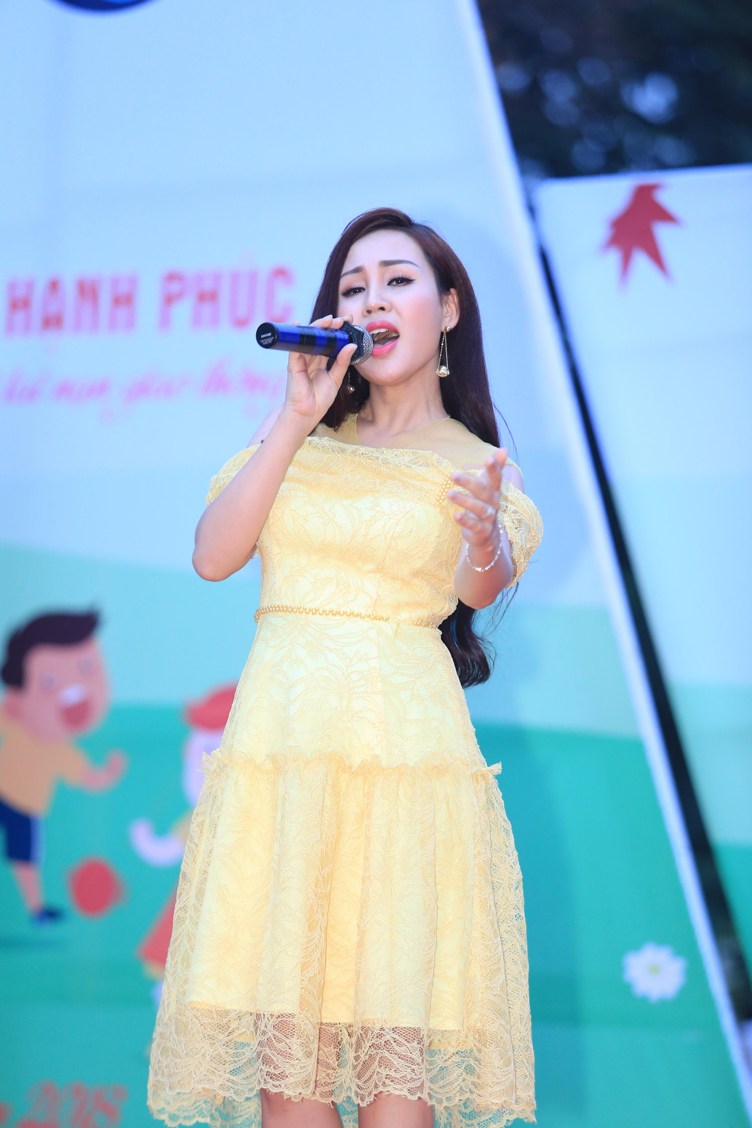 Nguyễn Khánh Ly chia sẻ, khi biết có hơn 200 em nhỏ là trẻ mồ côi, trẻ bị ảnh hưởng bởi tai nạn giao thông tham dự Ngày hội Mottainai, cô đã quyết định chọn hát 