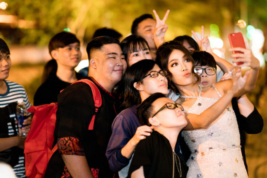 Siêu mẫu chu môi chụp ảnh selfie cùng các fans.