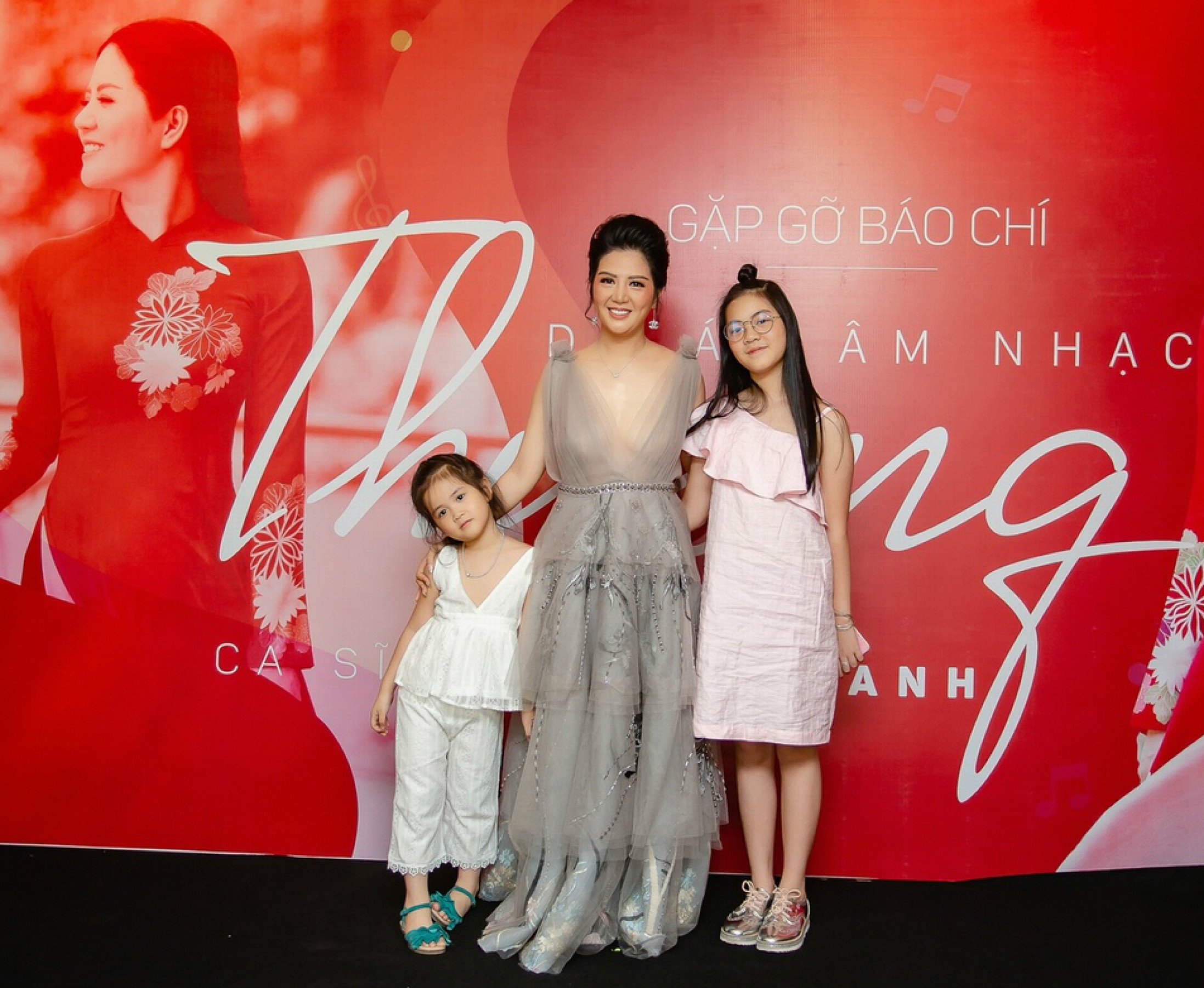 Ca sĩ Đinh Hiền Anh và hai con gái. Hiện nữ ca sĩ đang có một tổ ấm viên mãn, hạnh phúc