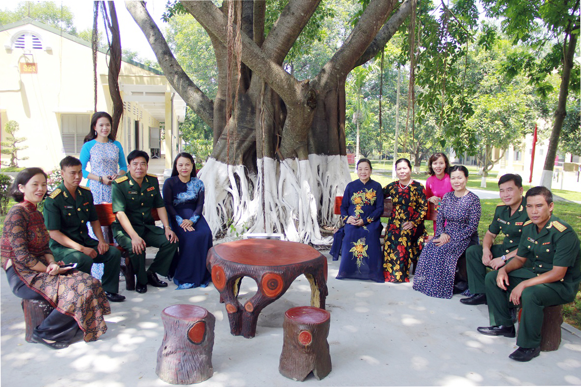 Bên lề lễ kỷ niệm, Ủy viên TƯ Đảng, Chủ tịch Hội LHPNVN Nguyễn Thị Thu Hà cùng nguyên Bí thư TƯ Đảng, nguyên Trưởng ban Dân vận TƯ Hà Thị Khiết; nguyên Ủy viên TƯ Đảng, nguyên Chủ tịch Hội LHPNVN Nguyễn Thị Thanh Hòa, Phó Chủ tịch Hội LHPNVN Nguyễn Thị Tuyết (ngồi, thứ 4,5,6,7 từ trái qua) và cán bộ, chiến sỹ Trung đoàn Bộ binh Cơ giới 102 (Trung đoàn Thủ đô) và Tiểu đoàn 7 (Tiểu đoàn Bình Ca) trò chuyện, ôn lại kỷ niệm bên cây đa lưu niệm do bà Hà Thị Khiết trồng năm 2001 tại khuôn viên Trung đoàn Thủ đô.