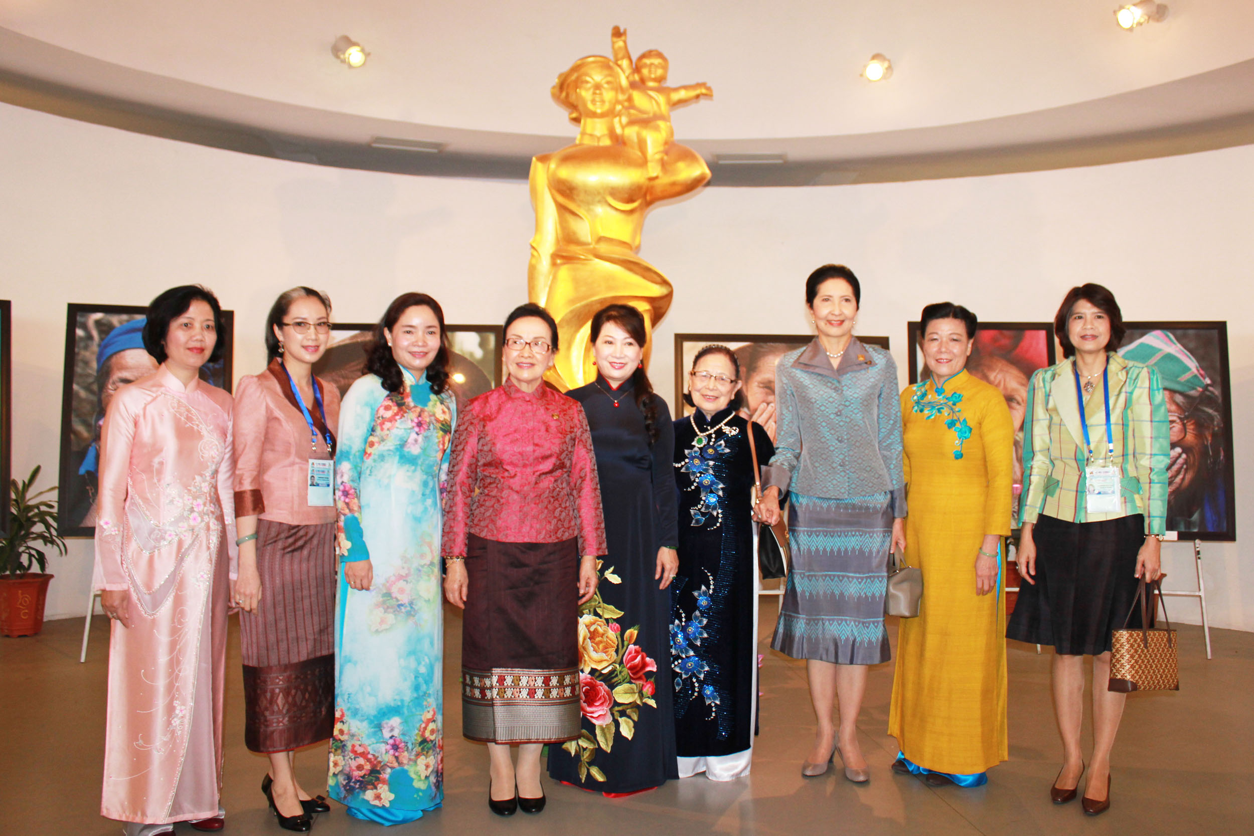 Bà Nguyễn Thị Bích Vân - Giám đốc Bảo tàng Phụ nữ Việt Nam - đã đón tiếp các phu nhân và giới thiệu cặn kẽ về bảo tàng, về truyền thống anh hùng của người phụ nữ Việt Nam cũng như vai trò của họ trong cuộc sống thường nhật.