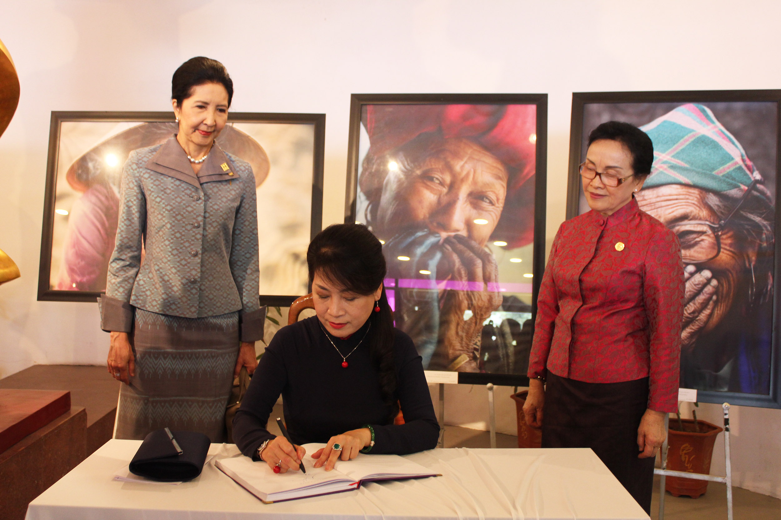 Các phu nhân viết cảm tưởng lưu lại Bảo tàng Phụ nữ Việt Nam