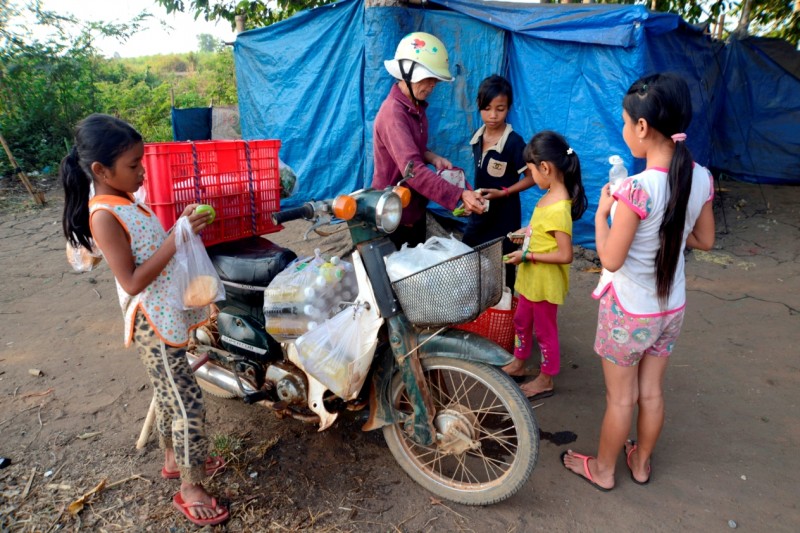 Những đứa trẻ xóm nghèo hiếm hoi mới được bố mẹ cho tiền để mua ít quà bánh.