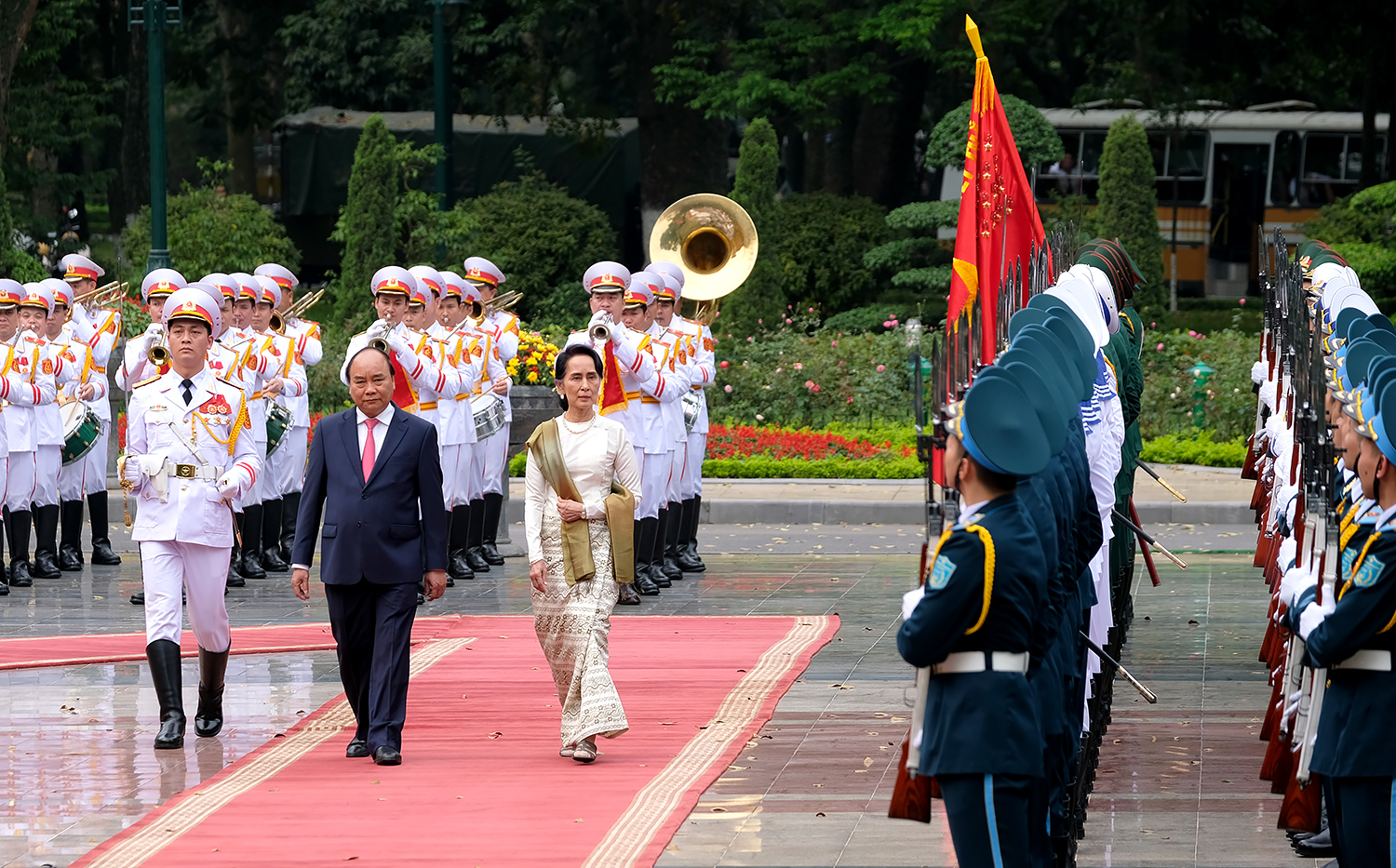 Thủ tướng Nguyễn Xuân Phúc và Cố vấn Nhà nước, Bộ trưởng Bộ Ngoại giao-Bộ trưởng Văn phòng Tổng thống Cộng hòa Liên bang Myanmar Aung San Suu Kyi duyệt Đội Danh dự. 