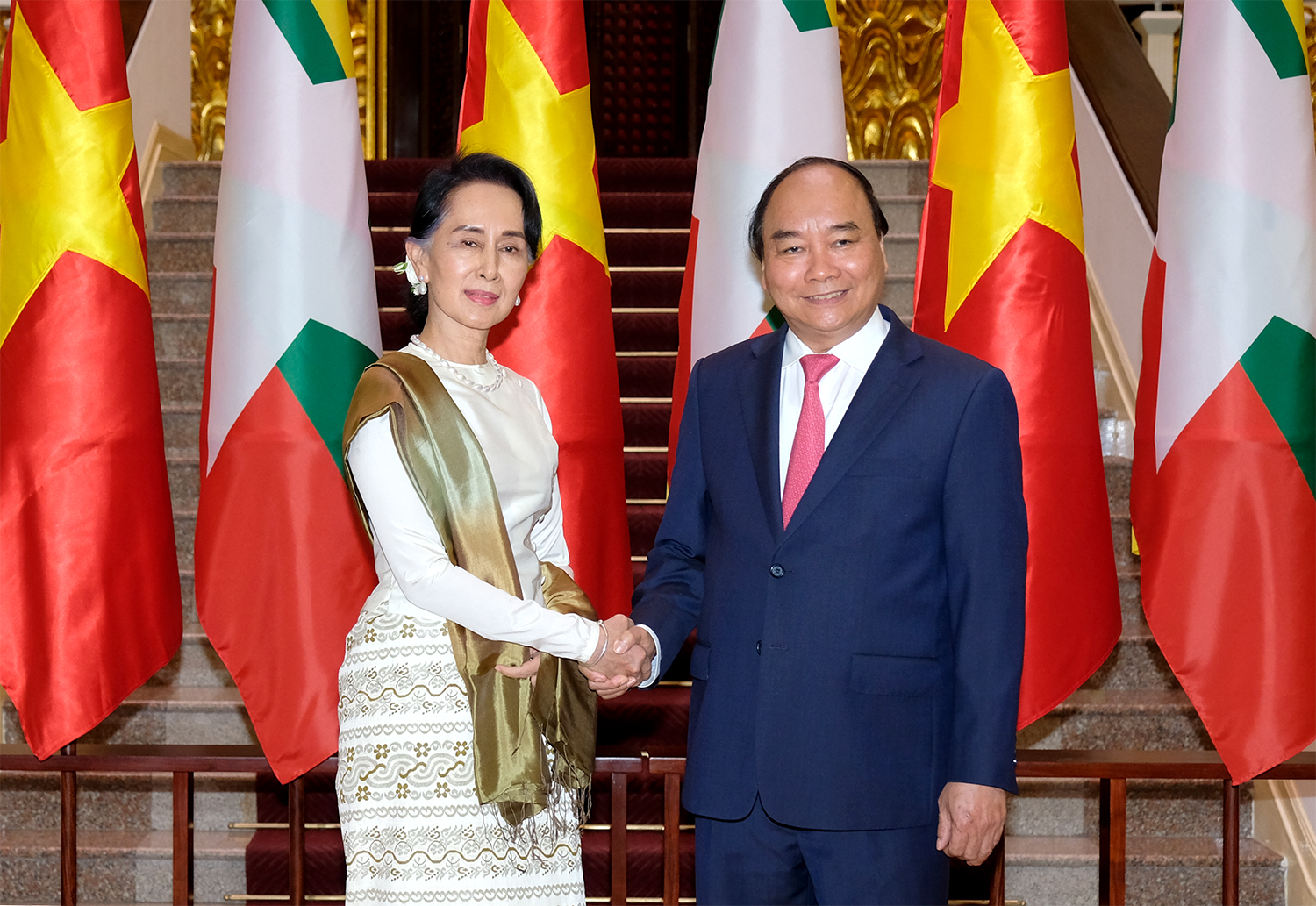 Chiều 19/4, Thủ tướng Nguyễn Xuân Phúc chủ trì lễ đón trọng thể Cố vấn Nhà nước, Bộ trưởng Bộ Ngoại giao và Bộ trưởng Văn phòng Tổng thống Cộng hòa Liên bang Myanmar Aung San Suu Kyi và sau đó, hai bên tiến hành hội đàm.