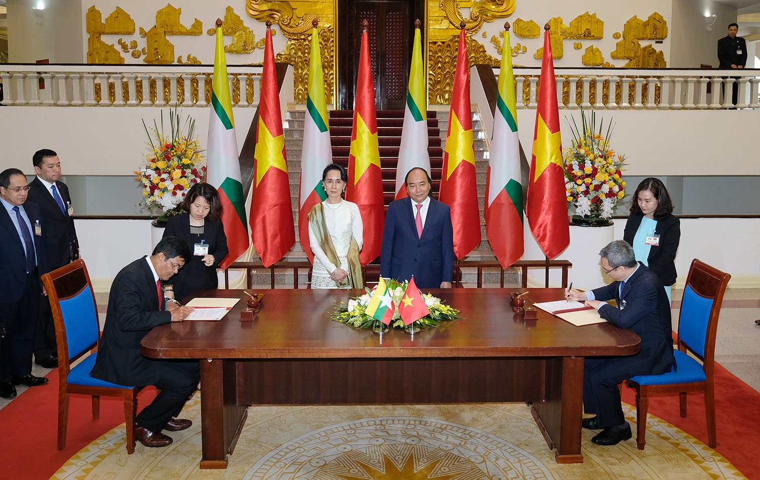 Thủ tướng Nguyễn Xuân Phúc và Cố vấn Nhà nước, Bộ trưởng Bộ Ngoại giao-Bộ trưởng Văn phòng Tổng thống Cộng hòa Liên bang Myanmar Aung San Suu Kyi chứng kiến lễ ký kết các văn bản hợp tác giữa Việt Nam-Myanmar. 