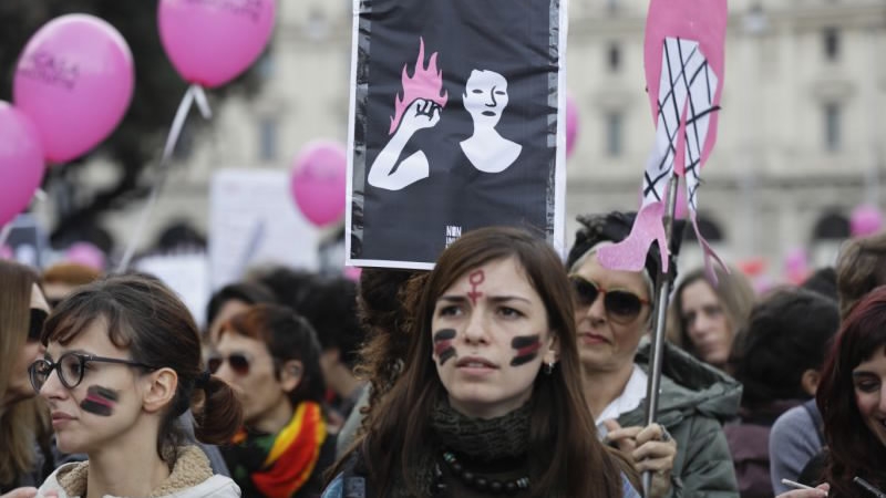 Ở Pháp cũng diễn ra tuần hành rầm rộ khi năm 2016 đã có 123 phụ nữ ở nước này bị chính chồng hoặc bạn tình sát hại và gần 225.000 phụ nữ khác bị hành hạ thân thể hoặc lạm dụng tình dục. Tổng thống Pháp Emmanuel Macron cho biết năm 2018, Chính phủ Pháp sẽ chi 420 triệu euro để thực hiện chương trình bảo vệ quyền bình đẳng giới. Pháp sẽ thành lập một đường dây nóng miễn phí để hỗ trợ về mặt pháp lý và tâm lý cần thiết cho những phụ nữ bị bạo hành và hỗ trợ nạn nhân bị bạo lực qua mạng Internet. 