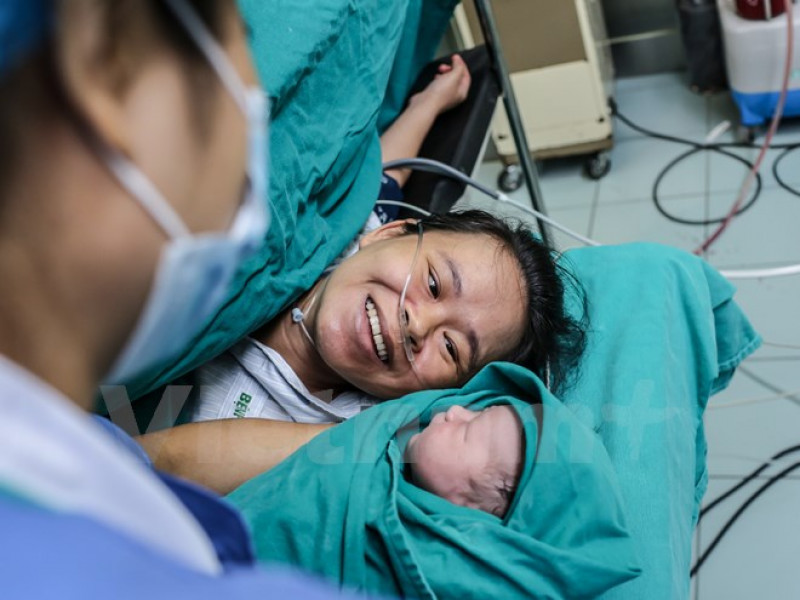 Khoảnh khắc hạnh phúc tột cùng của chị Mỹ Hạnh khi ngắm nhìn đứa con trai mới chào đời mạnh khỏe. (Ảnh: Minh Sơn/Vietnam )