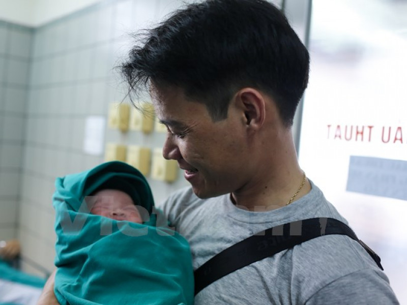 Anh Hoàng Ngọc Triệu, bố bé Nam Anh. đã thức cả đêm để trông chờ đến khoảnh khắc được ôm đứa con trai vào lòng. 