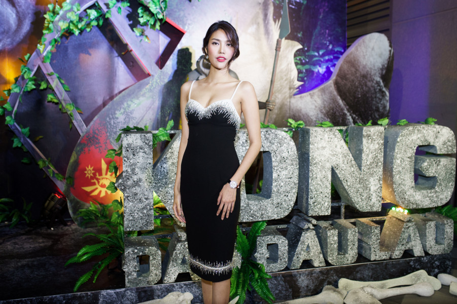 Top 11 Hoa hậu thế giới 2015 Lan Khuê thì chọn chiếc đầm đen ôm sát, cúp ngực được nhấn bằng lông trắng