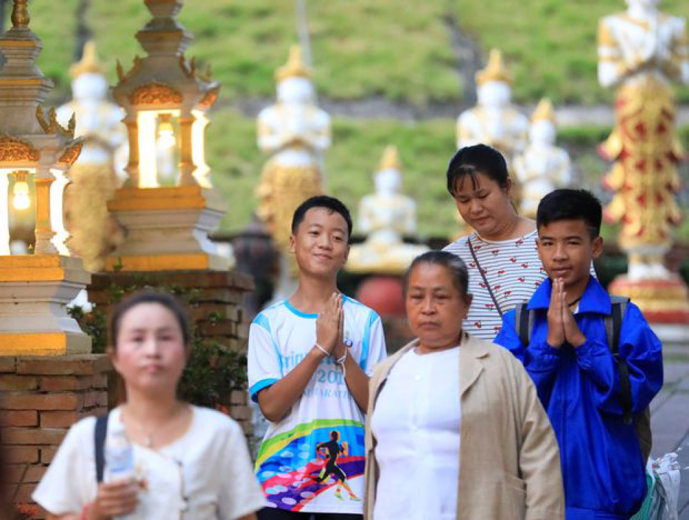 Cả đội bóng cùng với người thân và bạn bè đã đến ngôi chùa trên núi Wat Pra That Doi Wao, nằm ở biên giới phía Bắc Thái Lan, nhìn sang Myanmar. Tại đây, huấn luyện viên cùng các cầu thủ nhí đã cảm tạ trời Phật phù hộ độ trì cho họ tai qua nạn khỏi. 