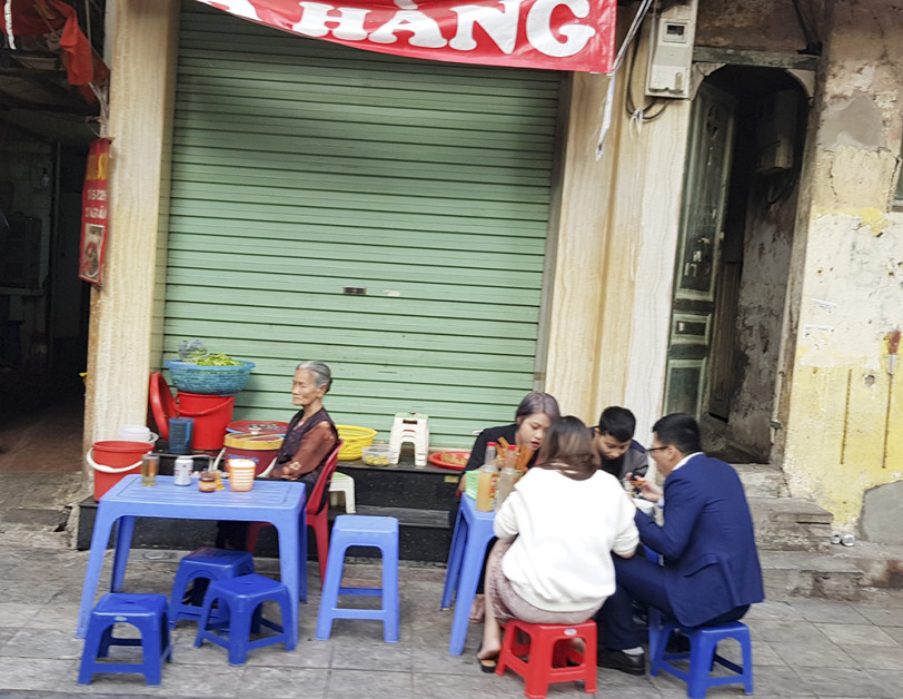 Chiếm số lượng đống đảo trên các hè phố Hà Nội trong những ngày đầu năm là các cứa hàng bán đồ ăn đường phố.