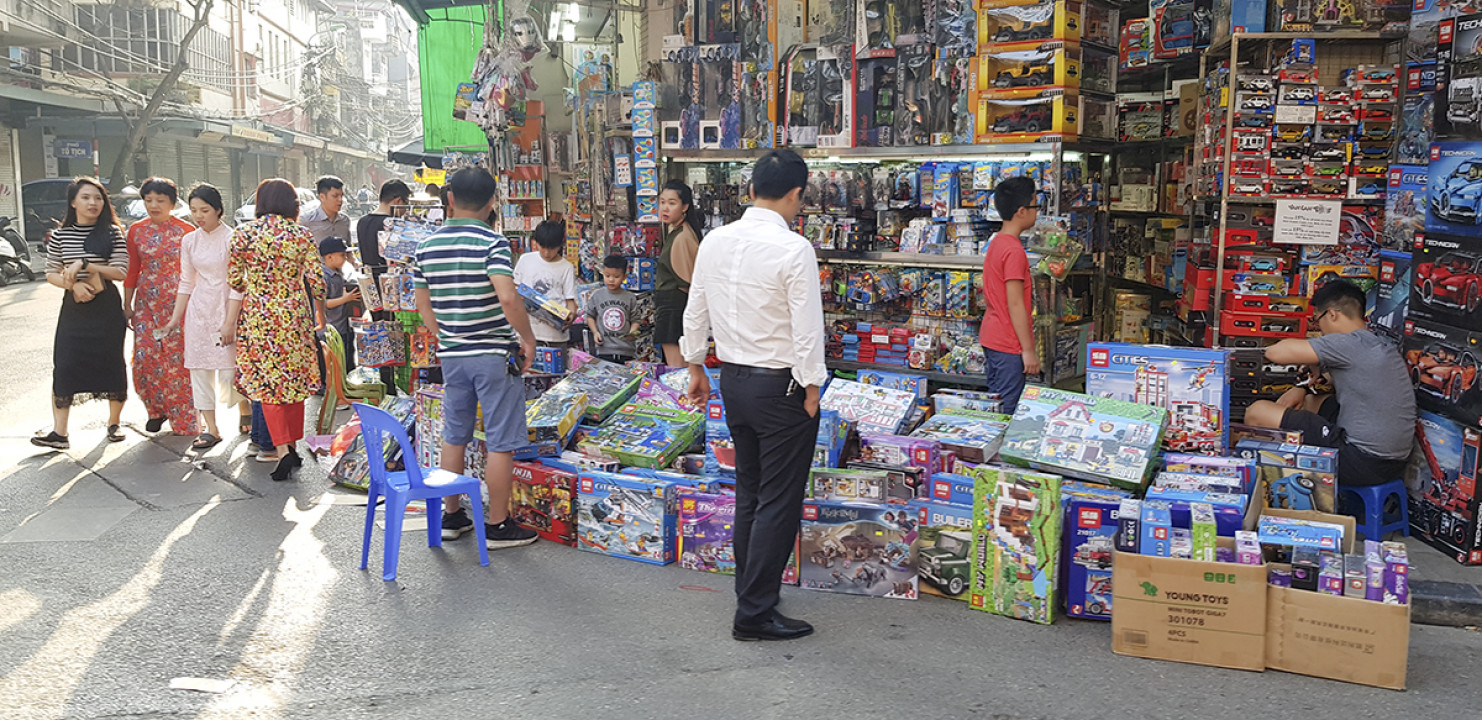 Dãy hàng đồ chơi trên tuyến phố Hàng Lược, Hàng Mã, Lương Văn Can cũng mở hàng từ sáng ngày đầu năm 2019. 