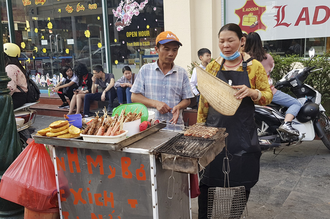 Từ trưa mùng 1 Tết, những hàng bán đồ ăn vặt đã hiện diện ở khu vực phố cổ