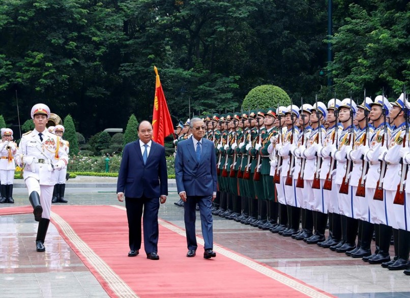 Thủ tướng Nguyễn Xuân Phúc và Thủ tướng Malaysia Mahathir Mohamad duyệt đội Danh dự Quân đội nhân dân Việt Nam. (Ảnh: Thống Nhất/TTXVN)