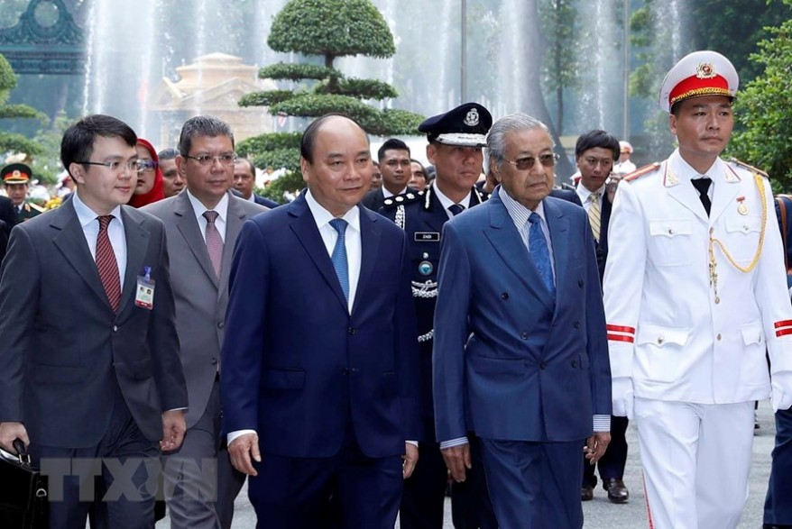 Thủ tướng Nguyễn Xuân Phúc và Thủ tướng Malaysia Mahathir Mohamad tại lễ đón chính thức. (Ảnh: Thống Nhất/TTXVN)
