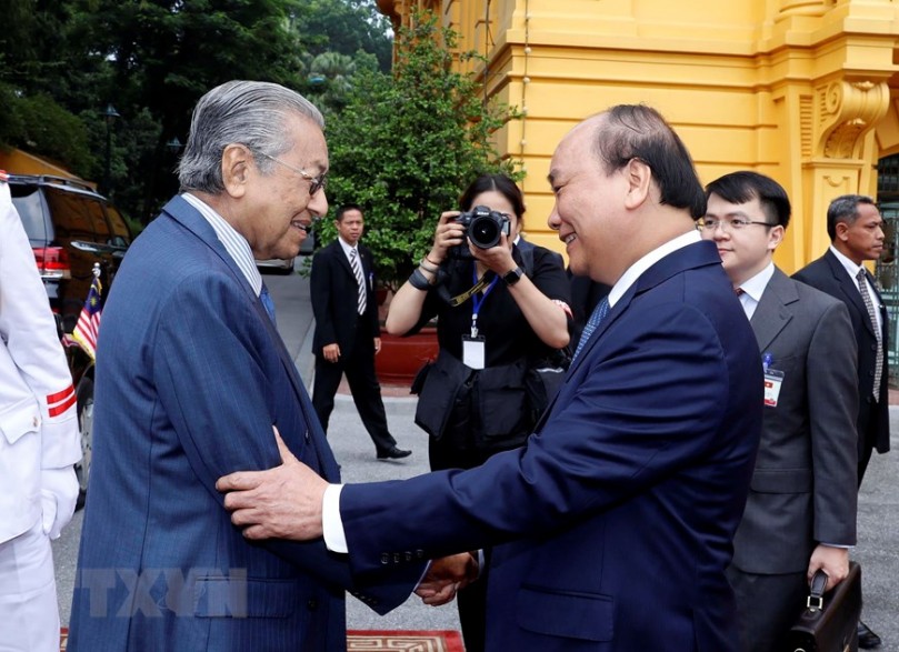 Thủ tướng Nguyễn Xuân Phúc đón Thủ tướng Malaysia Mahathir Mohamad sang thăm chính thức Việt Nam. (Ảnh: Thống Nhất/TTXVN)