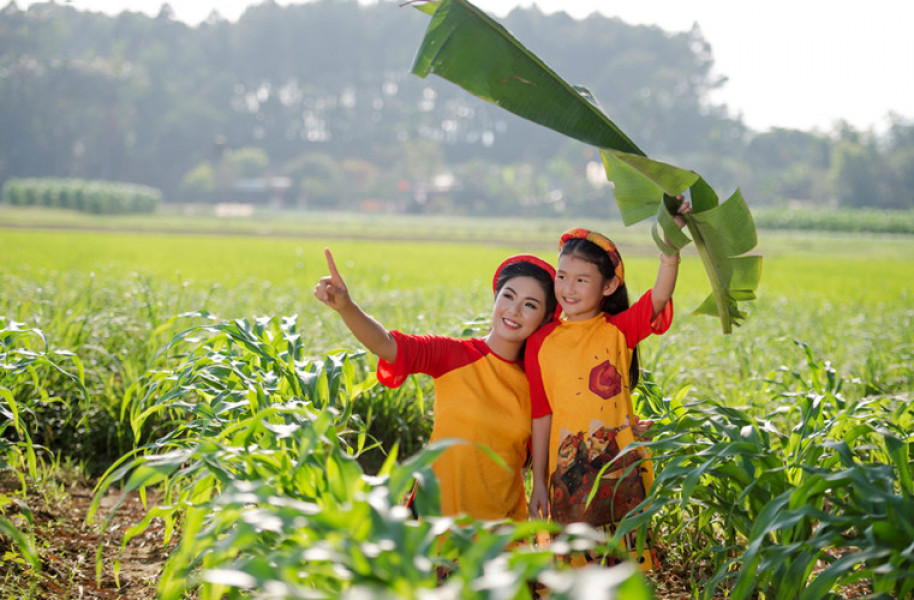 Chính vì vậy, sự kết hợp của áo dài với những tác phẩm hội họa không chỉ mang lại giá trị vật chất cho cuộc sống mà con mang giá trị tinh thần vô giá, biểu đạt được giá trị thẩm mỹ của một trang phục bao đời đã thấm sâu vào tâm hồn người phụ nữ Việt Nam.