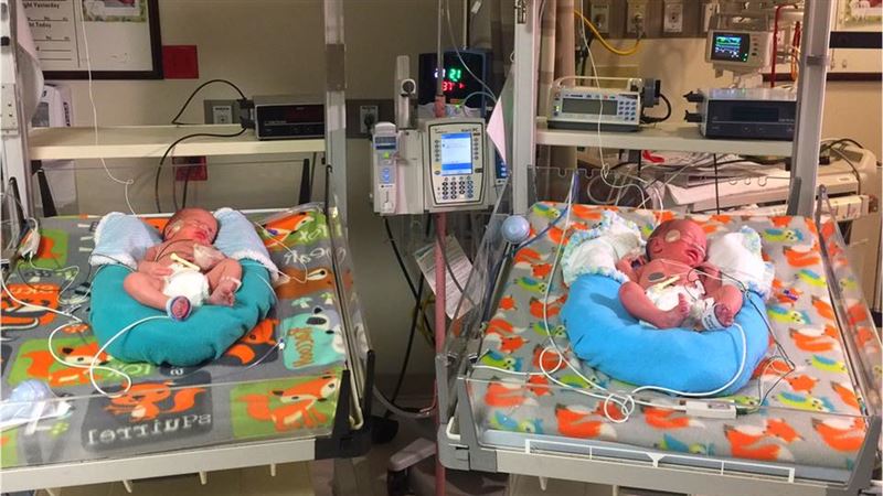 Còn tại Atlanta, bệnh viện Cherokee thông báo 1 bé trai chào đời lúc 0 giờ 20 ngày 1/1/2017, sau người chị song sinh 1 tiếng đồng hồ.

Đôi vợ chồng Huyen Nguyen và Nick Criddle ở Clearfield (Utah) cũng đón chào bé trai song sinh James và Matthew Criddle sinh ra lúc 23 giờ 59 đêm 31/12/2016 và 0 giờ 01 ngày 1/1/2017, sớm hơn nhiều so với dự kiến sinh ngày 4/2/2017.

